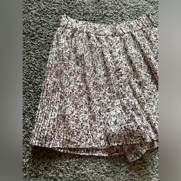 LOFT Floral High Waist Pleated Lined Shorts - Picture 5 of 14